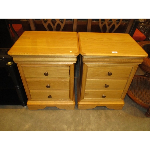 611 - Pair of Willis & Gambier Oak Bedside Chests, 50cm