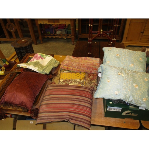 143 - Throws, Table Cloths and Cushions