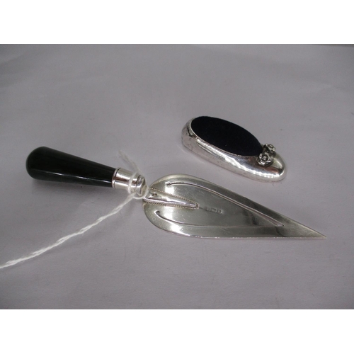 356 - Silver and Green Agate Handle Page Marker, hallmarks rubbed, along with a 925 Silver Slipper Pin Cus... 