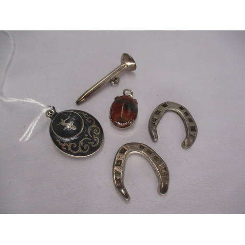 413 - Two Silver Horse Shoes and Golf Tee, along with Agate and Thai Pendants