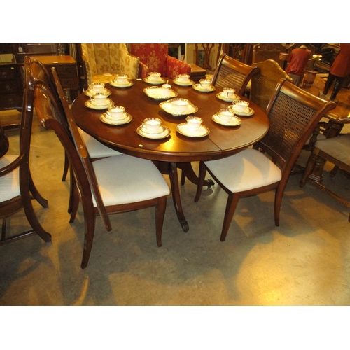 624 - Mahogany Pedestal Dining Table with 4 Chairs