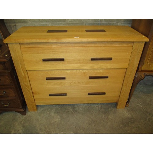 724 - Modern Oak Chest of 3 Drawers, 125cm