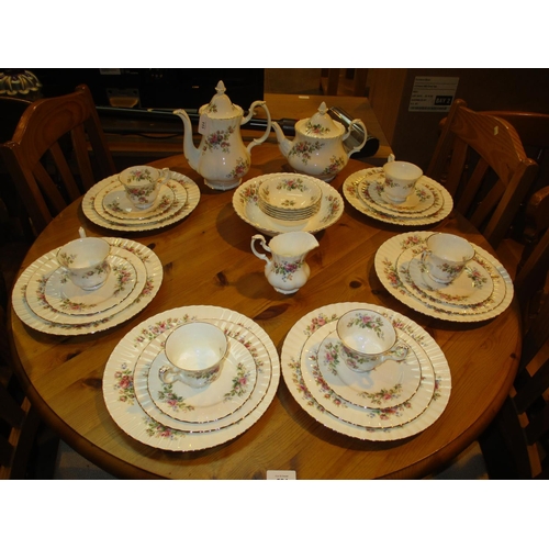 111 - Royal Albert Moss Rose Dinner Service, 34 pieces