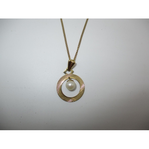 391 - 9ct Gold and Pearl Pendant 1.34g, with Chain