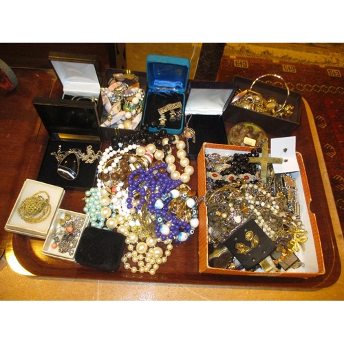 166 - Collection of Costume Jewellery