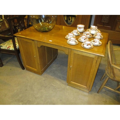 511 - Oak Double Pedestal Desk, 136x75cm