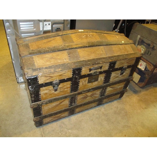 583 - Vintage Saratoga Trunk