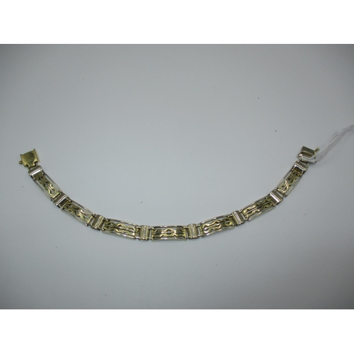 238 - 750 Gold Gate Style Bracelet, 26.89g