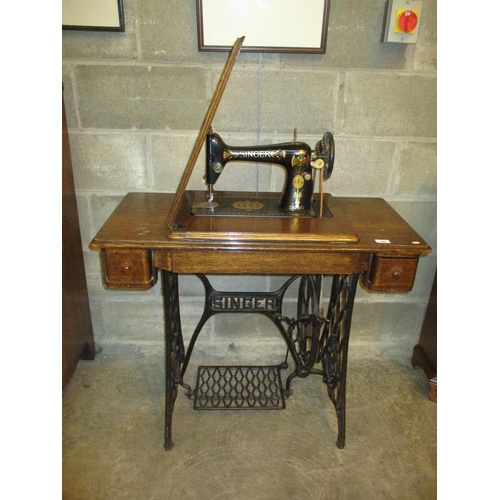 668 - Singer Cast Iron Base Sewing Machine