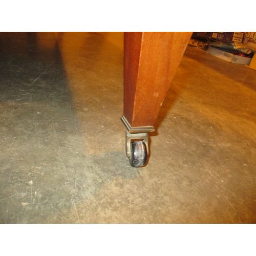 598 - Late Victorian Drop End Settee, one castor missing