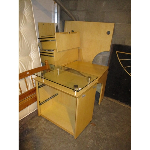 652 - Desk Unit and Cabinets