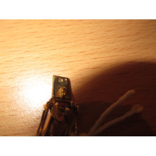 333 - 750 Gold ID Bracelet, 31.3g, engraved with an inscription