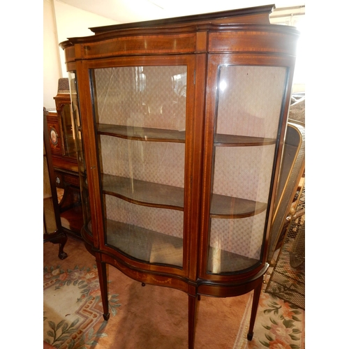 108 - An Edwardian mahogany and satinwood inlaid display cabinet with low raised back, serpentine glass do... 