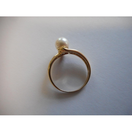 247 - A lady's ring set pearl, on a 14kt gold shank