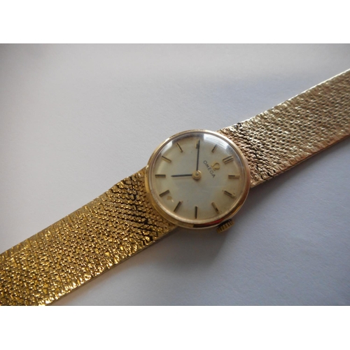 251 - A lady's Omega wristwatch in a 9ct. gold case, on a 9ct. gold bracelet