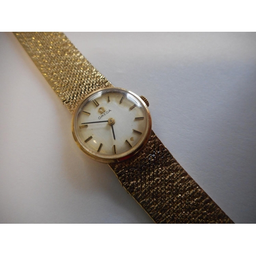 251 - A lady's Omega wristwatch in a 9ct. gold case, on a 9ct. gold bracelet