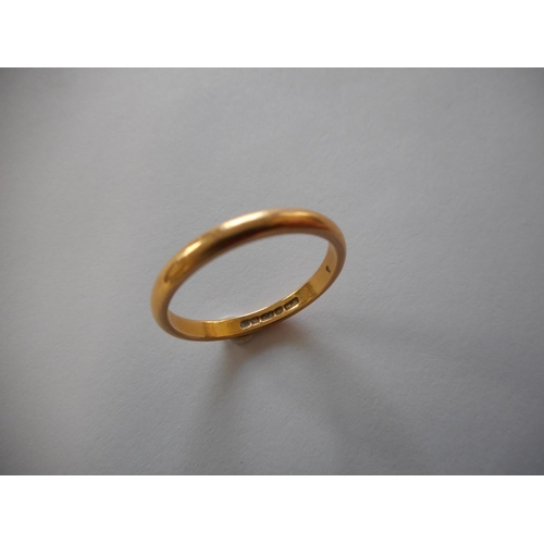 252 - A 22ct. gold wedding band