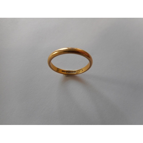 253 - A 22ct. gold wedding band