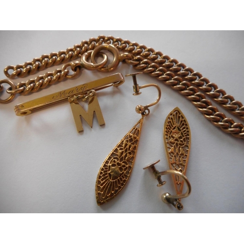 256 - A 9ct. rose gold bracelet (af), a pair of pierced 9ct. gold pendant earrings, a 9ct. gold 'M' pendan... 