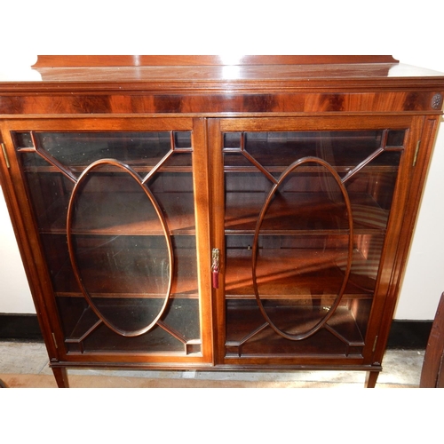 80 - An Edwardian mahogany bookcase fitted a pair of glass panelled doors with moulded glazing bars enclo... 