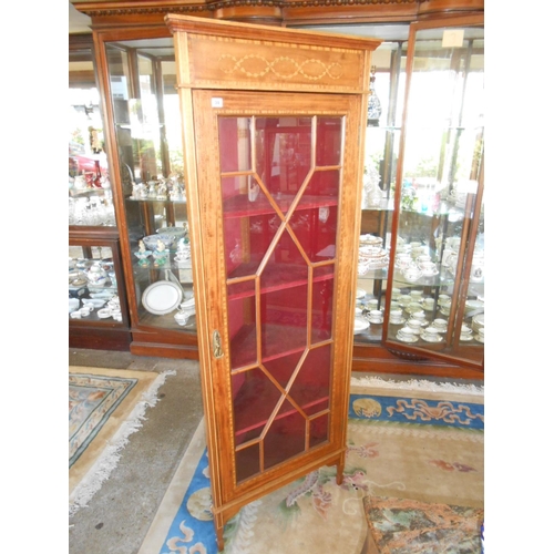 34 - An Edwardian mahogany and satinwood crossbanded floor standing angle cabinet with inlaid harebell sw... 