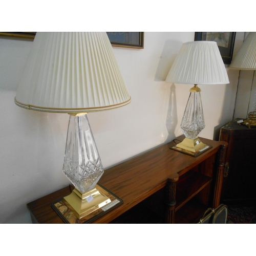 127 - A pair of tablelamps with gilded capitals, cream sprayed Corinthian columns, on stepped bases and a ... 