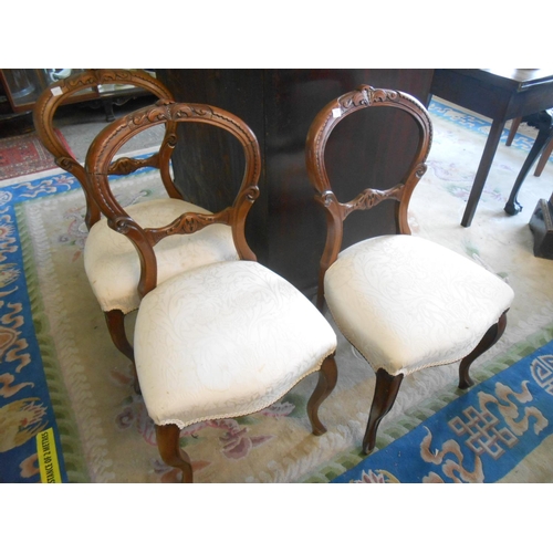 70 - A set of five Victorian mahogany framed dining chairs with balloon shaped backs, carved centre splat... 