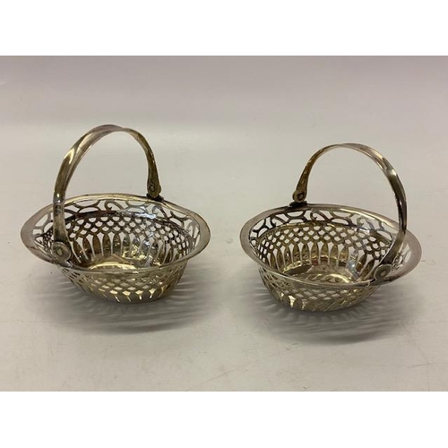 140 - A pair of small silver bon bon baskets with swing handles, saw pierced decoration - Birmingham 1899,... 