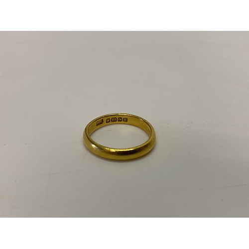 205 - A 22ct. gold wedding band