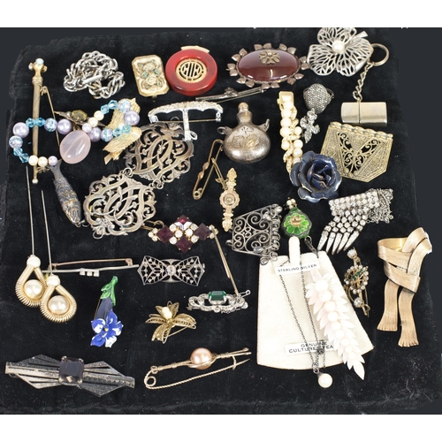 205 - A selection of costume jewellery including brooches