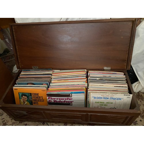 60 - A large quantity of 33rpm records including Frank Sinatra, Perry Como, Johnny Mathis etc.. many cont... 