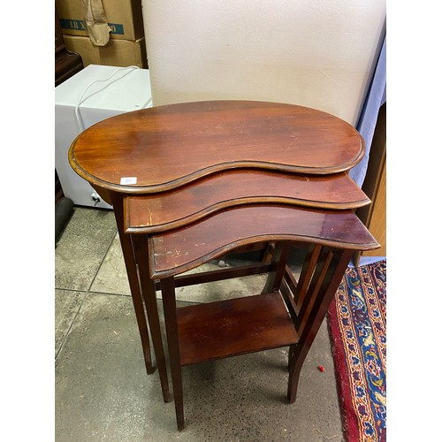 24 - A Georgian mahogany Pembroke table fitted two 'D' shaped drop flaps, on panelled column and platform... 