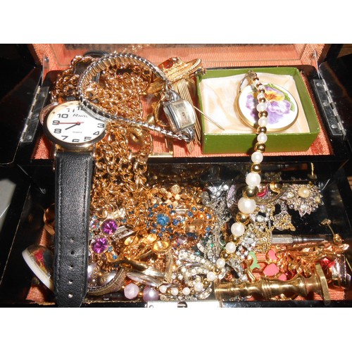 226 - A black painted jewellery box decorated in the Oriental taste containing a selection of costume jewe... 