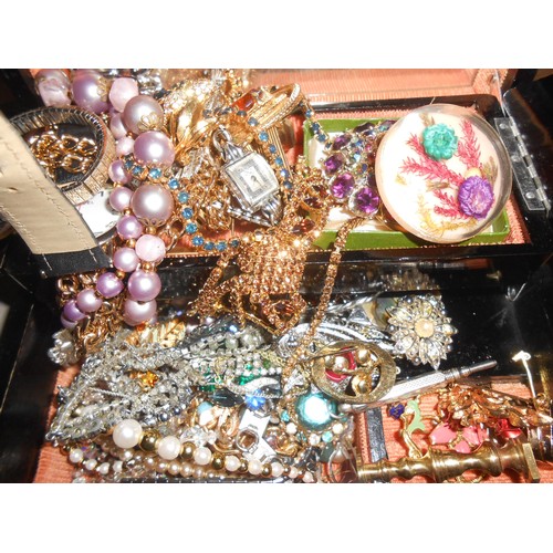 226 - A black painted jewellery box decorated in the Oriental taste containing a selection of costume jewe... 