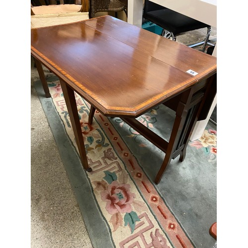 49 - An Edwardian mahogany and satinwood crossbanded Sutherland table fitted two drop flaps, vertical spl... 