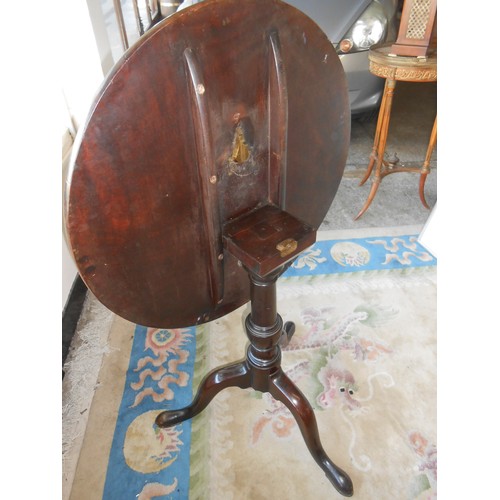 45 - A Georgian mahogany table with circular snap top, on gun barrel column and three downswept legs term... 