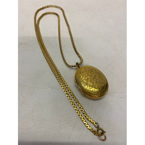 280 - An 18ct. micronplate hinged bangle, a 9ct. gold chain hung with a gold coloured metal oval locket an... 