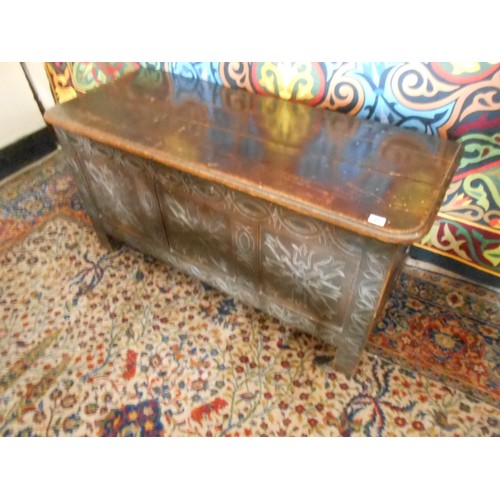 61 - An antique oak coffer with hinged lid, later rounded corners, three carved panels to the front - 46i... 