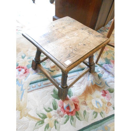 90 - A mahogany occasional table with circular top, inlaid to leaf scrolls and mother of pearl flowers, o... 