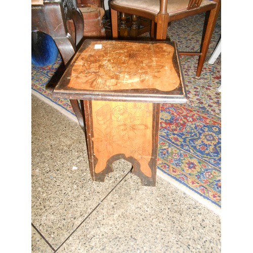 114 - An Edwardian mahogany corner chair with pierced splats, shaped seat, on turned legs united by 'X' sh... 