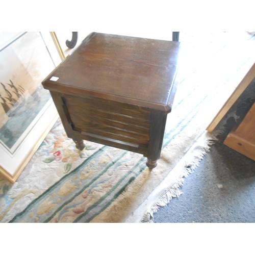 139 - A Georgian mahogany and satinwood crossbanded bedside cabinet fitted two doors, on square legs - 19i... 