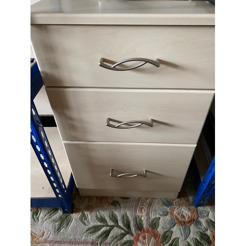 39 - A pair of modern three drawer bedside chests