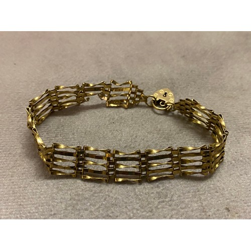 220 - A 9ct. gold gatelink bracelet with heart shaped padlock