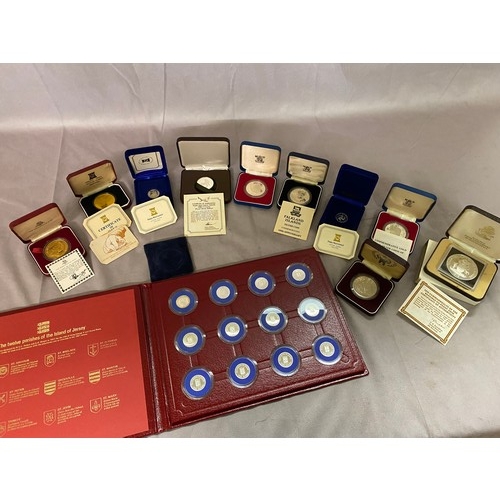 252 - A selection of silver coins including two Isle of Man £1 in fitted boxes, Bahamas Anniversary Prince... 