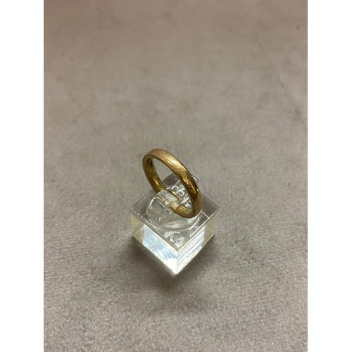 218 - A 9ct. gold wedding band