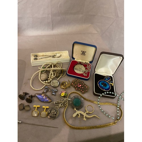 231 - A silver locket, glass beads, two pearl necklaces, silver brooches, cufflinks, simulated pearls etc.... 