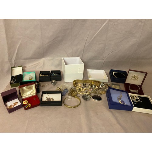 225 - A selection of silver and other jewellery including necklaces, rings, earrings, bangles etc..