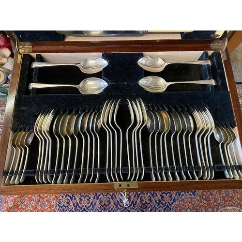 212 - A canteen of Viners silver flatware comprising:- eight soup spoons, four table spoons, eight dessert... 