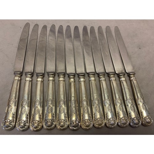 181 - A set of twelve dinner knives with silver Kings pattern handles - London 1962