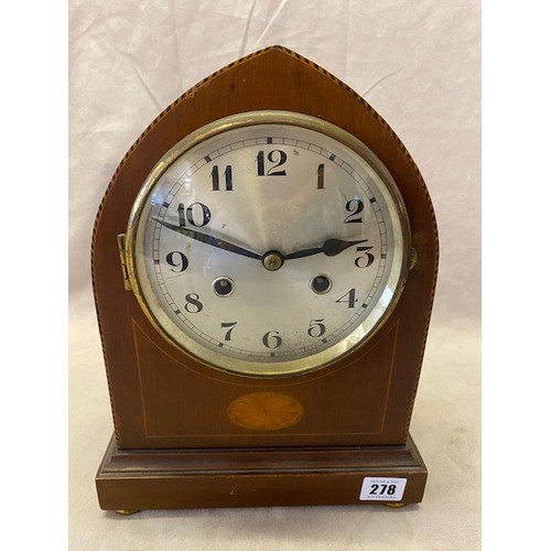 278 - An Edwardian mantel clock in a mahogany and satinwood inlaid lancet shaped case with paterae to the ... 